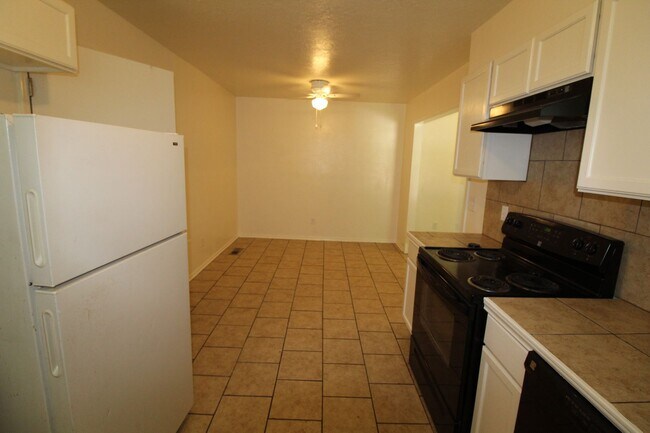 Building Photo - 211-213 Skylark Ct