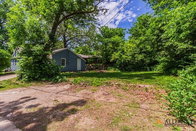 Building Photo - Spacious home close to KSU Campus!