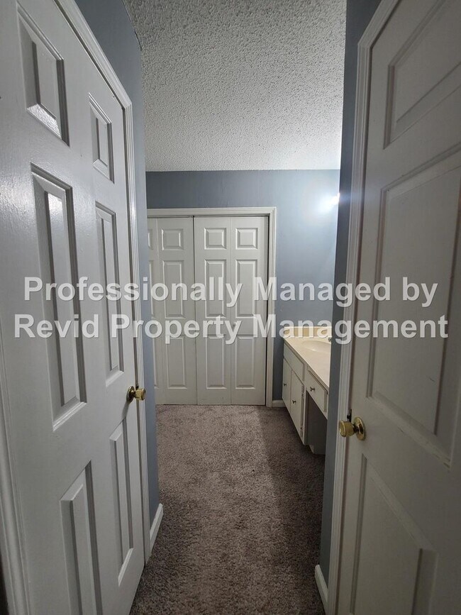 Building Photo - 6771 Bainbridge Dr