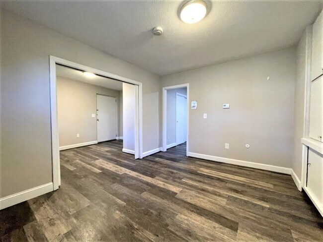 Building Photo - 625 Main St