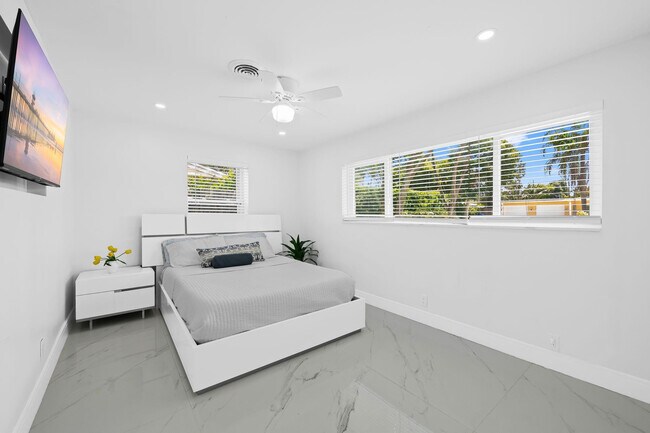 Building Photo - 865 NE 23rd Terrace