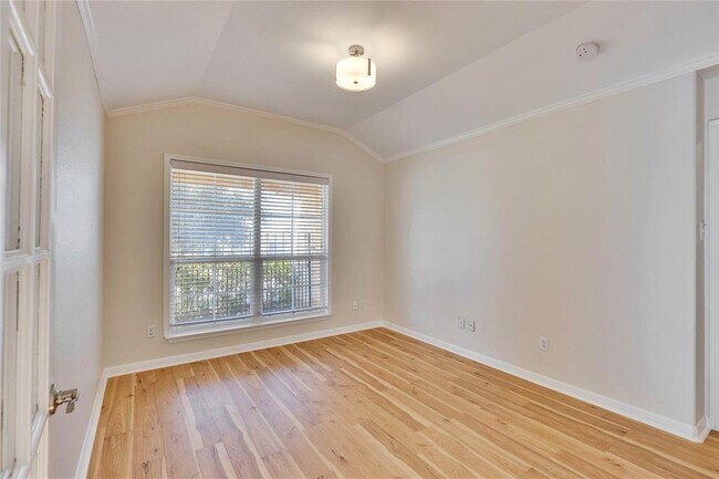 Building Photo - 600 Lakemont Dr