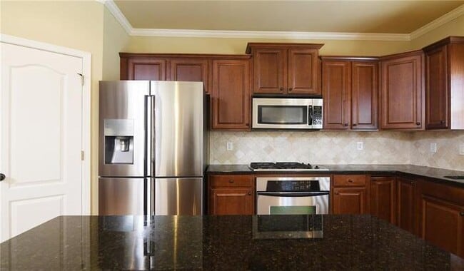 Building Photo - A stunning 5-bedroom, 4-bathroom home in B...