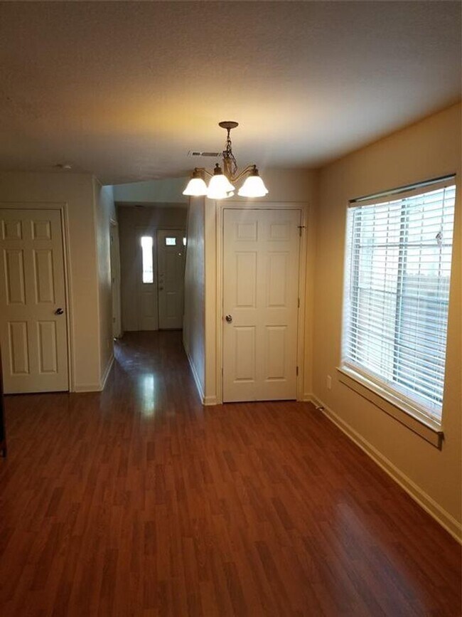 Building Photo - 4 bedroom 3 bath in the heart of North Campus