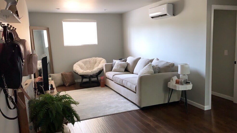 furnished living room - 19723 Hiawatha St