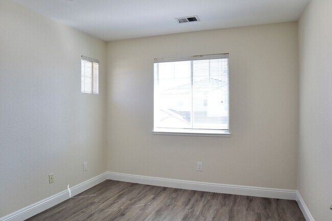 Building Photo - Luxurious 3-bedroom home - beautiful, must...
