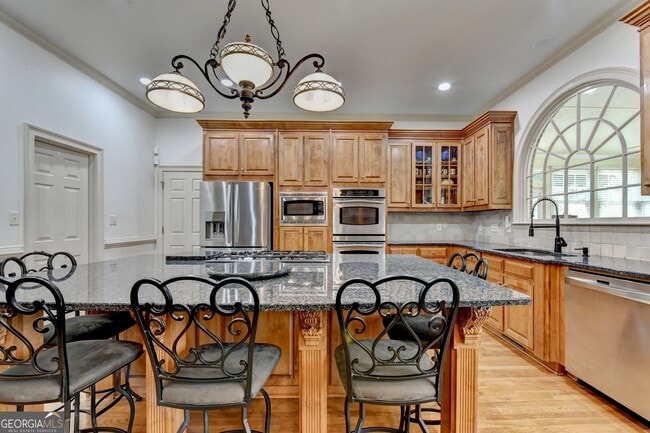 Building Photo - 8910 Pinehurst Cove