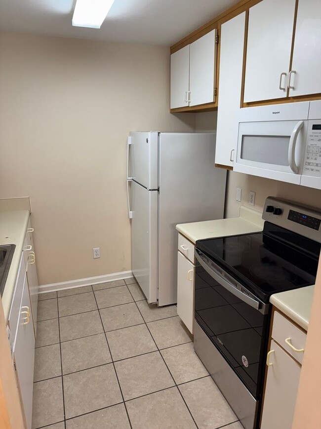Building Photo - 3/2 Townhouse Available for Immediate Occu...