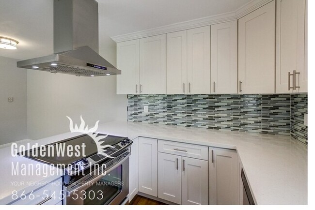 Building Photo - Stunning 3Bdm 1.5Ba Townhouse in UTC!