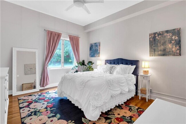 Building Photo - Prime Location