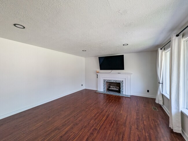 Building Photo - 1658 E 1500 N