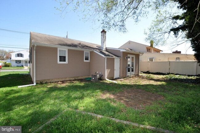 Building Photo - 432 N Coles Ave