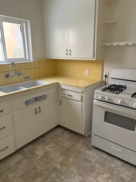 Kitchen - 322 Cornell Dr