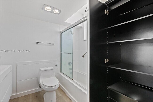 Building Photo - 6900 Bay Dr