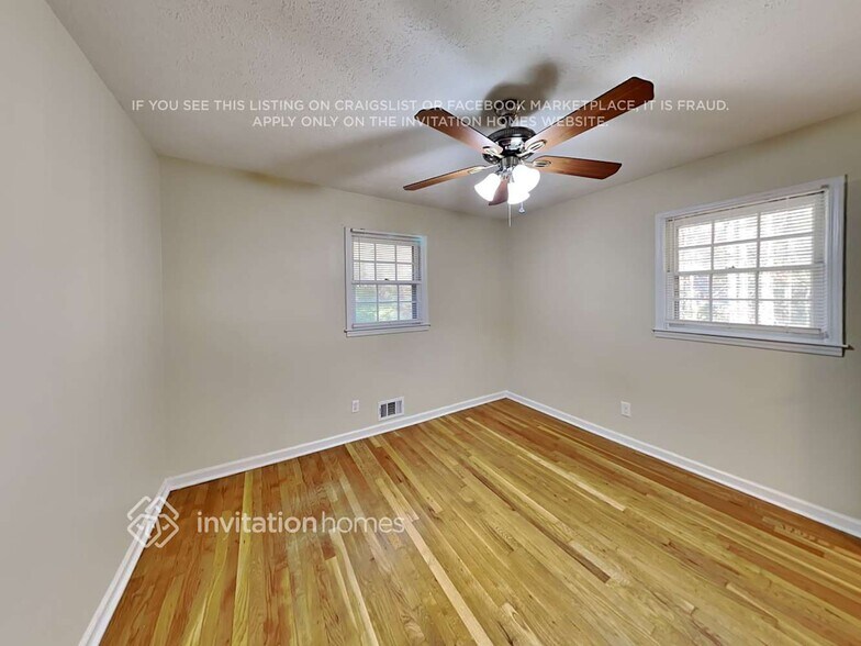 Building Photo - 2926 Pine Hill Dr