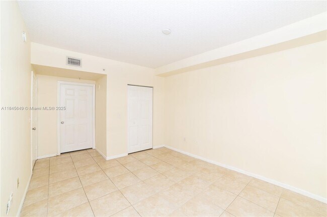 Building Photo - 17150 N Bay Rd