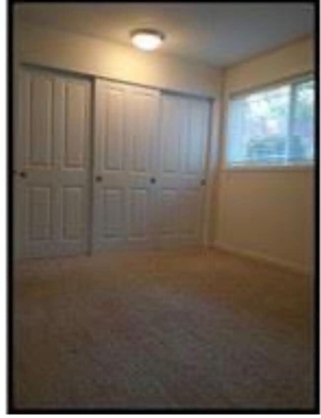 Building Photo - Quiet ground floor unit with access to lar...