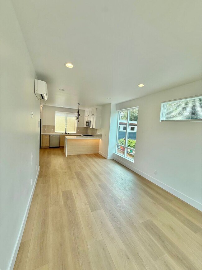 Building Photo - Spacious 3-Bedroom Townhome in the Heart of Greenwood