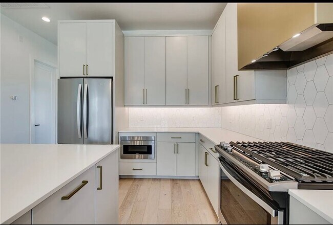 Building Photo - Downtown Okc' s finest!   Sophisticated, C...