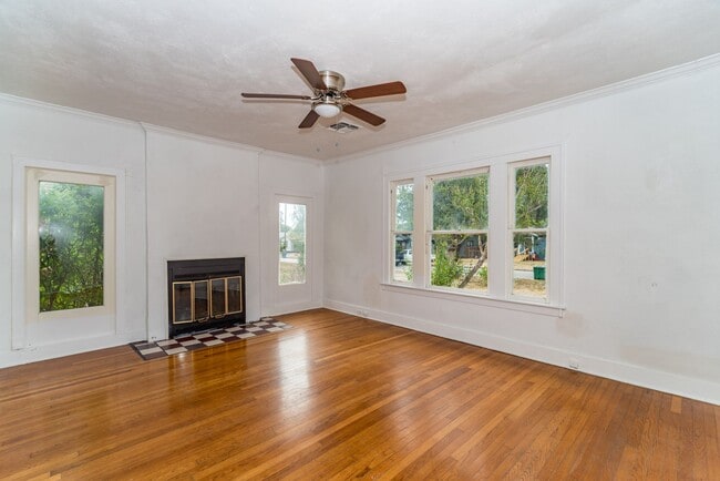 Building Photo - 2-BEDROOM COTTAGE IN TOBIN HILL
