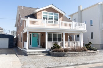 Building Photo - 107 S Richards Ave