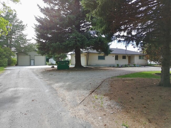 Building Photo - 5 Bedrooms | 2 Full Baths | 1 Acre | Shop