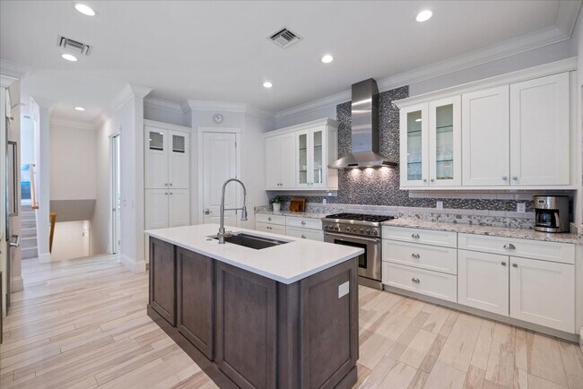 Building Photo - Furnished, Yearly 4bd Home on Siesta Key