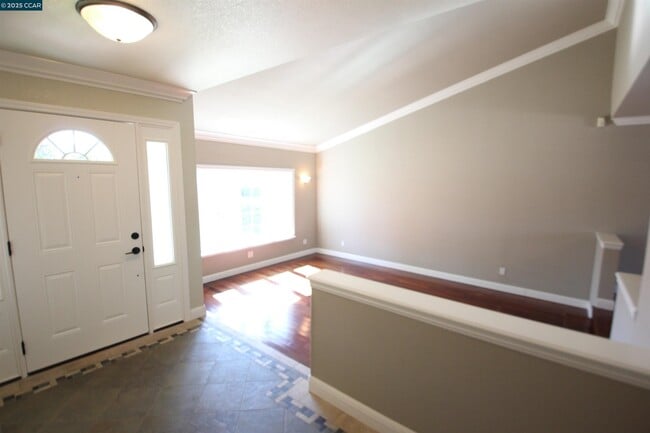 Building Photo - 898 Luxury Dr