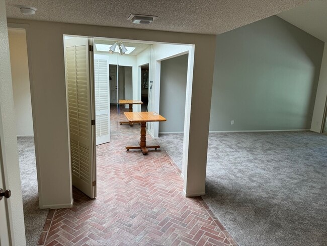 Building Photo - Single story 3 bed 2 bath in gated communi...