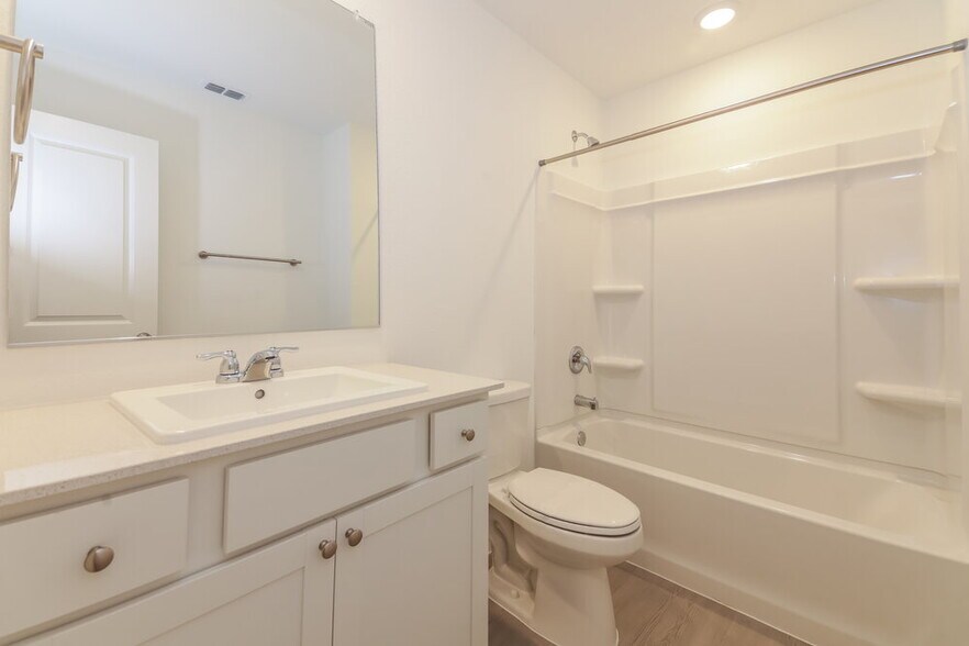 Building Photo - 140 Glenwood Dr