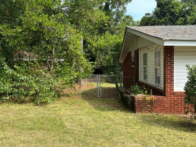 Building Photo - 3 bedrooms - West Augusta Rental – (30909) Living room, and den-Convenient location close to shop...