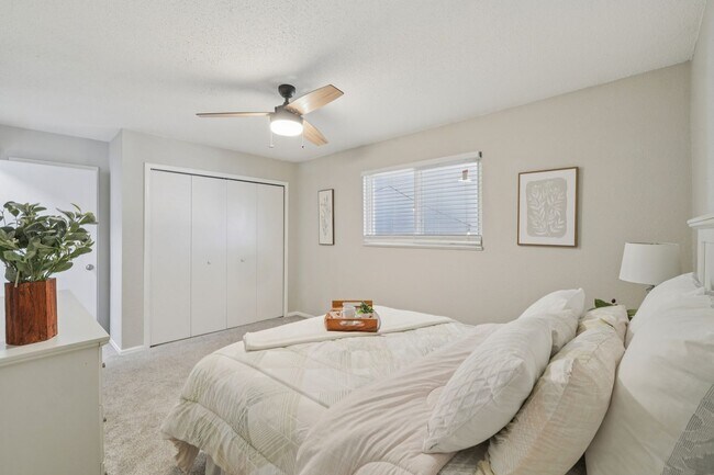 Building Photo - 4 Bed Beauty on West Side!