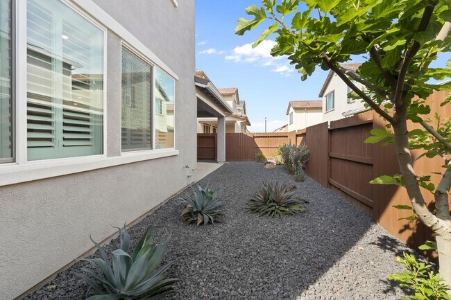 Building Photo - AVAILABLE 08/01/2026 3 YEARS NEW, BUILT BY LENNAR HOMES, 4 BED, 3 BATH, 2 CAR GARAGE