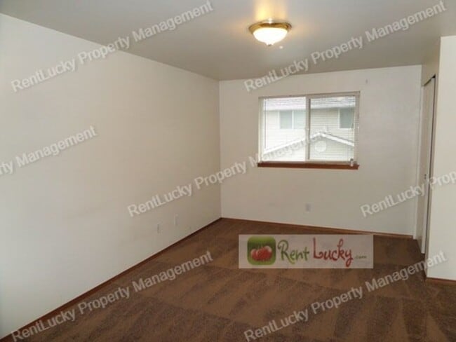 Building Photo - Fabulous 2 Bedroom Townhome With Attached Garage in Great RENTON Location!