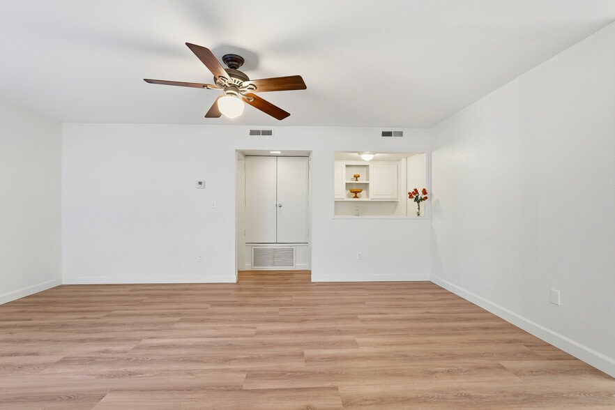 Building Photo - 10432 Larwin Ave