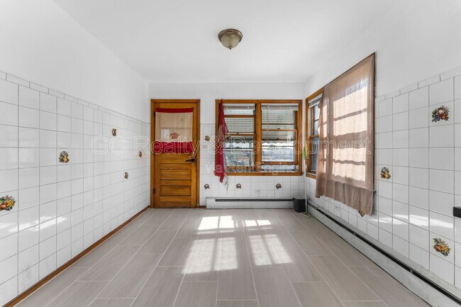 Building Photo - 2517 N Laramie Ave