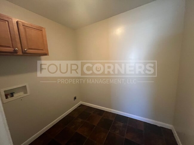 Building Photo - Beautiful 3 Bedroom 2 Bath House