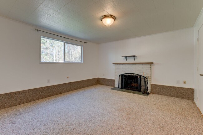 Building Photo - Spacious 4-Bedroom Home with Fireplace, Fenced Yard, and 2-Car Garage