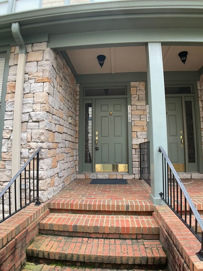 Building Photo - Gorgeous Condo in the heart of Chapel Hill
