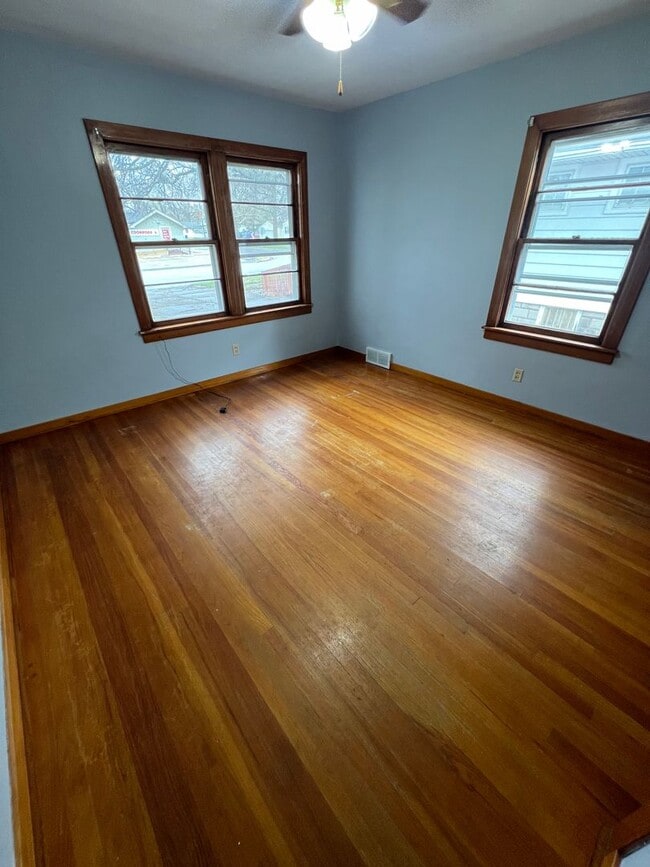 Building Photo - Spacious 2 bedroom home!