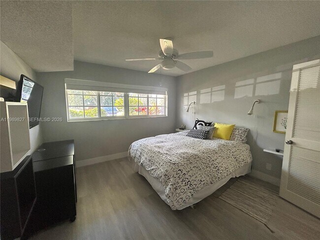 Building Photo - 4017 N Cypress Dr