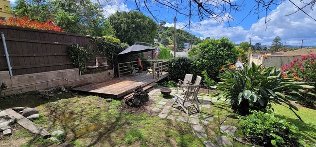 Building Photo - Glendale Awaits You