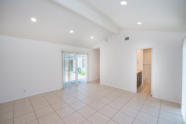 Building Photo - Spacious 4 Bedroom Home in Quiet Yorba Linda Neighborhood