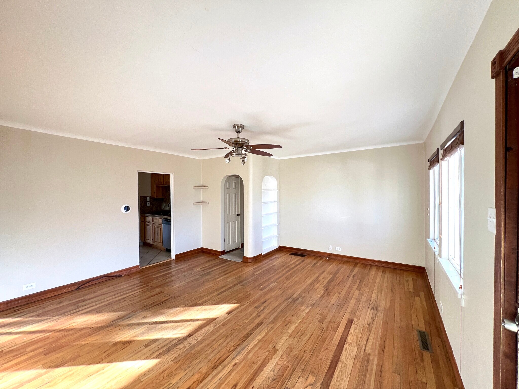 Living room without furniture - 5130 Clay St