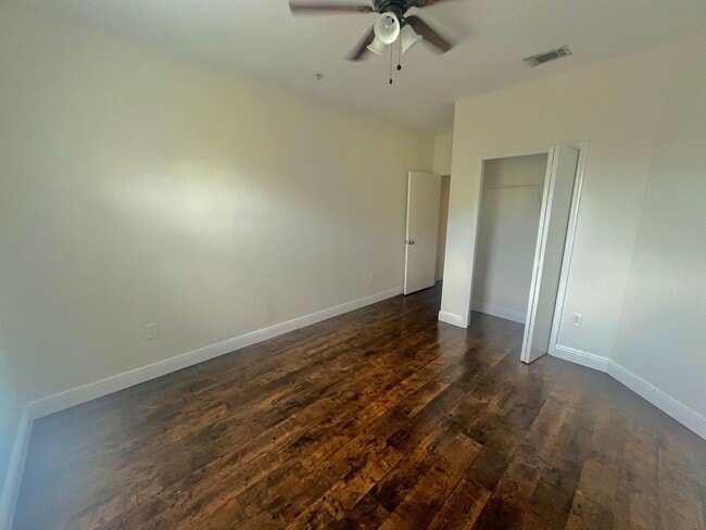 Building Photo - Spacious 2 Bed, 2 Bath + Loft in Prime Lak...