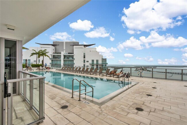 Building Photo - 1300 Brickell Bay Dr