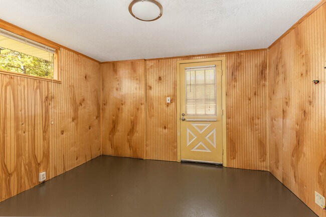 Building Photo - 4885 Oglethorpe Pl