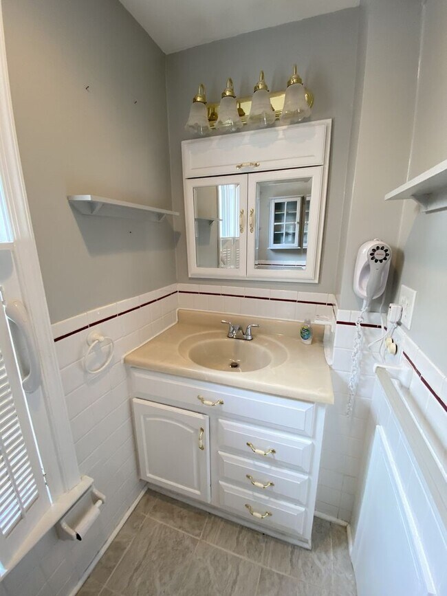 Building Photo - 3 Bedroom 1.5 Bath Private Home Must See K...