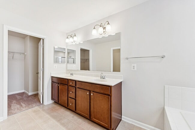 Building Photo - Charming town home located in a quiet, tree-lined community Field stone!