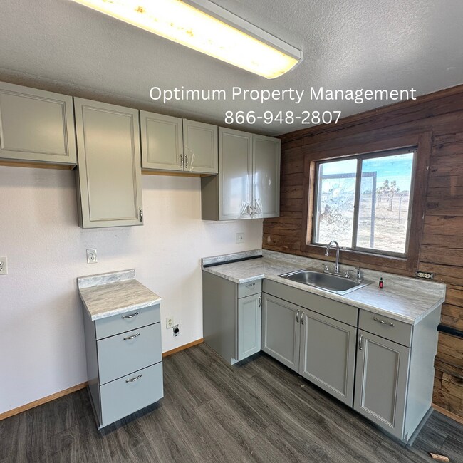 Building Photo - Charming 2 Bedroom Home on Large Private Lot with Mountain Views